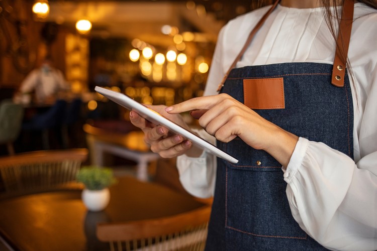 カフェバイトの年末年始は忙しい？時給はアップする？