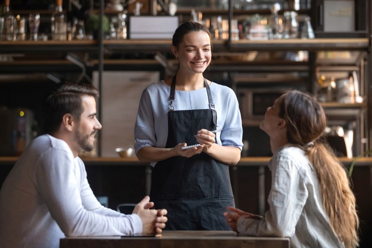 カフェ店員の態度が悪いと思われる行動とは？