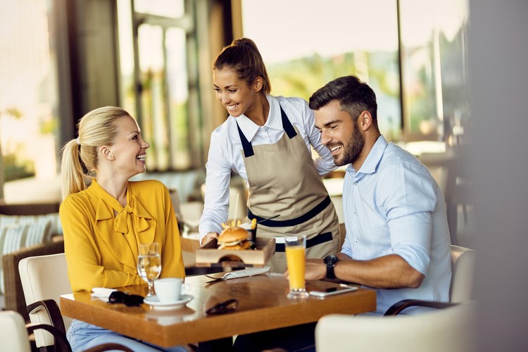 カフェ店員の態度が悪いと思われる行動とは？