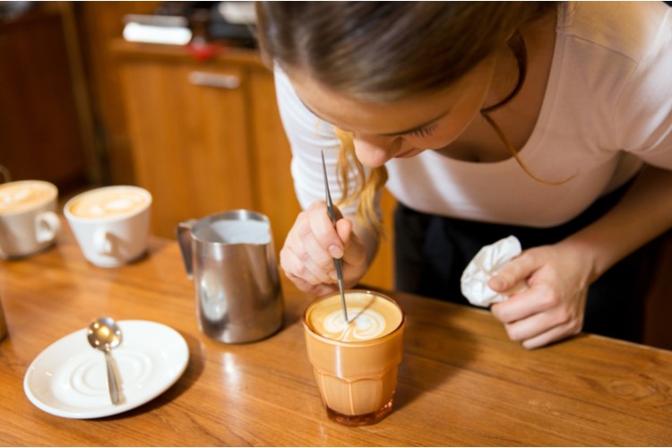 カフェバイトでラテアートは学べる？
