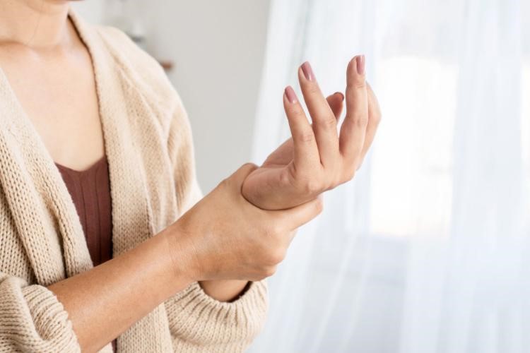 カフェバイトで腱鞘炎になるってホント？なった時はどうする？